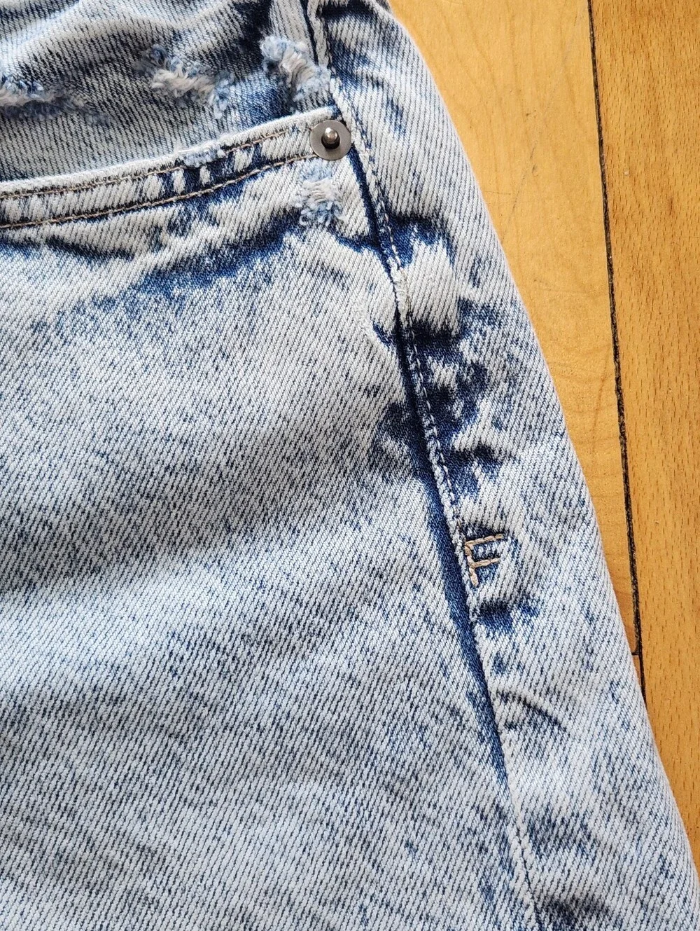 FRAME Denim Le Simone Cut Off Denim Short  - 26